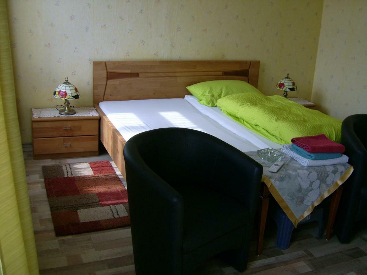 Gasthaus Zur Traube Hatzenport ภายนอก รูปภาพ