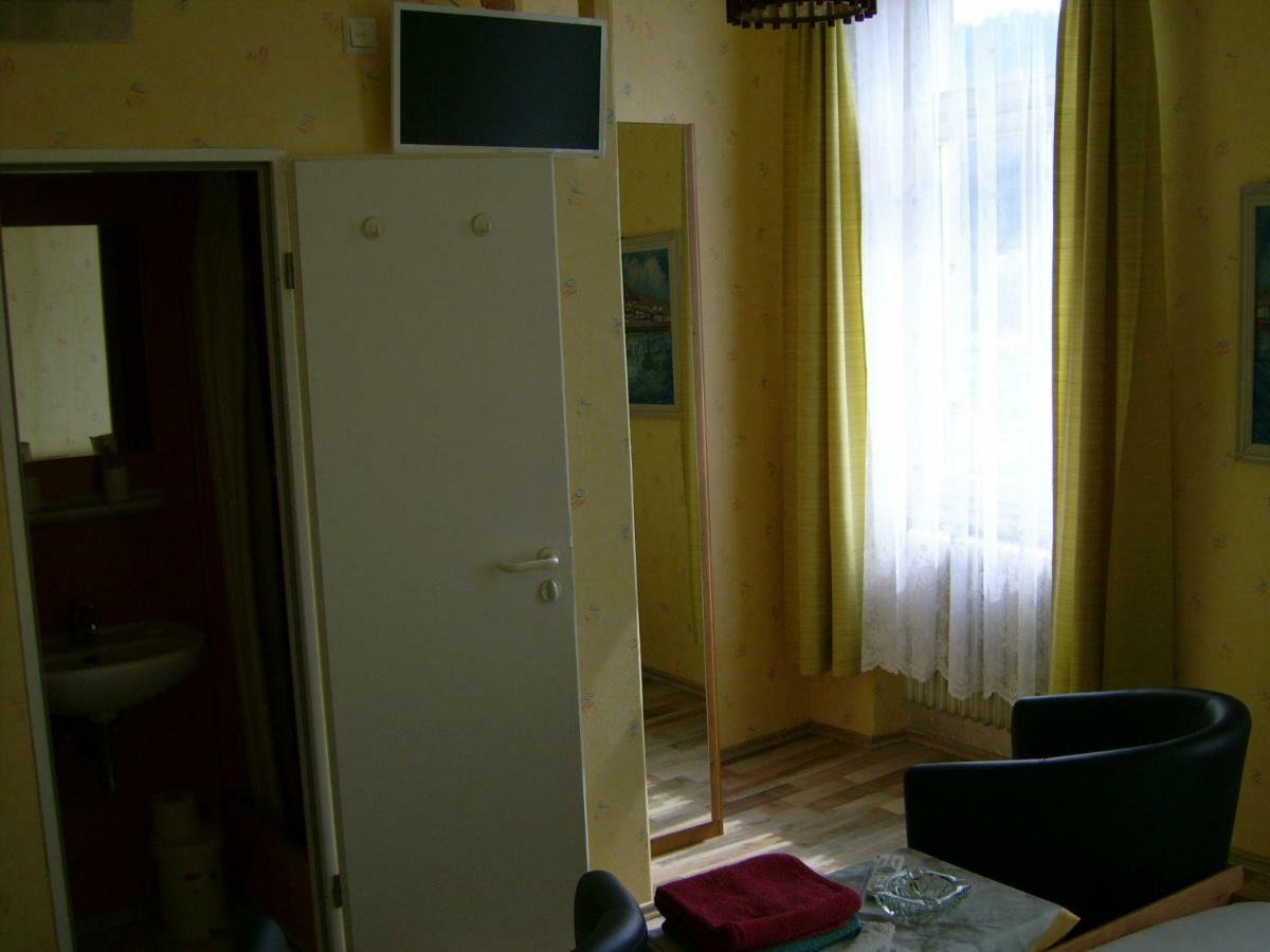 Gasthaus Zur Traube Hatzenport ภายนอก รูปภาพ